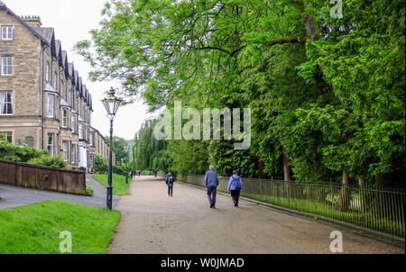 Buxton Derbyshire UK - zu Fuß entlang der ausgedehnten Spaziergang durch den Pavilion Gardens Stockfoto