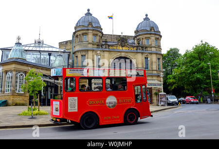 Buxton Derbyshire UK - Das Wunder der Peak Tram entdecken Buxton für Touristen außerhalb der Oper Stockfoto