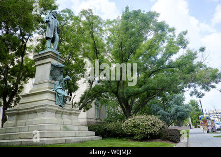 Statue von Konföderierten General Albert Pike steht in Justiz Square am 17. August 2017 in Washington, DC, eine bundesweite Debatte über die Entfernung von Statuen, Monumenten und historischen Markierungen, die die Konföderation memorialize. Foto von Pete Marovich/UPI Stockfoto