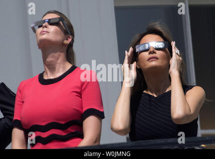 First Lady Melania Trump (R) und Ivan Trumpf, die Tochter von Präsident Donald Trump, tragen spezielle solar Gläser, wie sie die Sonnenfinsternis aus dem Weißen Haus in Washington, D.C. am 21. August 2017. Foto von Kevin Dietsch/UPI Stockfoto