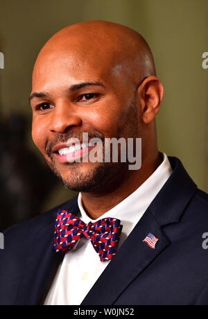 Dr. Jerome Adams spricht nach geschworen, als der Surgeon General der Vereinigten Staaten, während einer Zeremonie in das Eisenhower Executive Office Building in Washington, D.C. am 5. September 2017. Foto von Kevin Dietsch/UPI Stockfoto