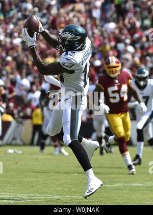 Philadelphia Eagles wide receiver Nelson Agholor (13) fängt einen Pass für einen 58 Yard Touchdown über den Washington Redskins in der ersten Jahreshälfte ein NFL Spiel bei FedEx Field in Landover, Maryland, 10. September 2017. Foto von David Tulis/UPI Stockfoto