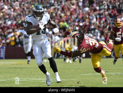Philadelphia Eagles wide receiver Nelson Agholor (13) wird durch die Washington Redskins Sicherheit K. Swearinger (36) für einen 58 Yard Touchdown im ersten Halbjahr ein NFL Spiel bei FedEx Field in Landover, Maryland, 10. September 2017. Foto von David Tulis/UPI Stockfoto