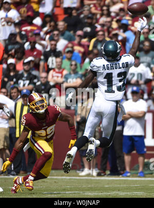 Philadelphia Eagles wide receiver Nelson Agholor (13) Bommeln einen Pass unter Druck aus Washington Redskins cornerback Kendall Fuller (29) in der ersten Jahreshälfte ein NFL Spiel bei FedEx Field in Landover, Maryland, 10. September 2017. Foto von David Tulis/UPI Stockfoto