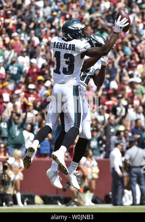 Philadelphia Eagles wide receiver Nelson Agholor (13) feiert einen 58 Yard Touchdown über den Washington Redskins in der ersten Jahreshälfte ein NFL Spiel bei FedEx Field in Landover, Maryland, 10. September 2017. Foto von David Tulis/UPI Stockfoto