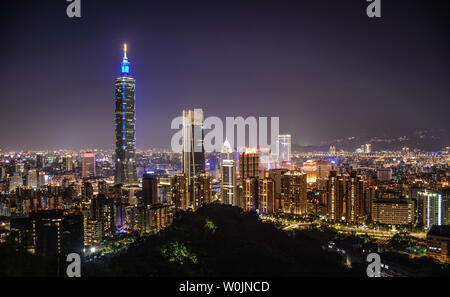 Nacht Blick auf den Präsidentenpalast, 101 Gebäude, Liberty Square in Taipei, Taiwan von Ende November bis Anfang Dezember 2018 Stockfoto