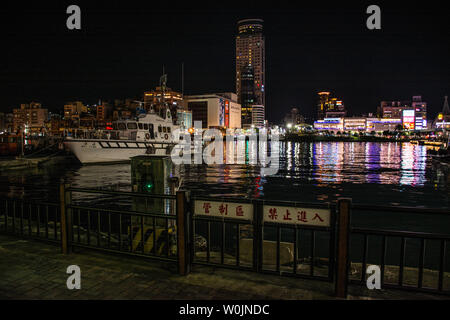 In Keelung, Taiwan am Dezember 2, 2018 fotografiert. Dazu gehören Taiwan Railway Station, Keelung Hafen Keelung, Tempel, Chenghuang Miaokou Nacht Markt Stockfoto