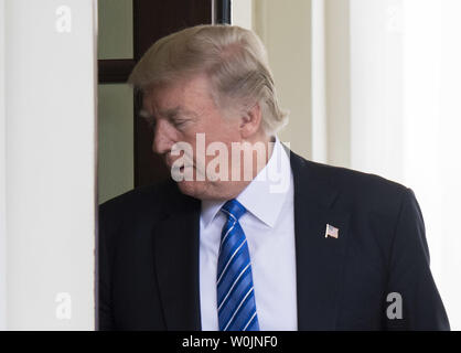 Präsident Donald Trump geht zurück in das Weiße Haus nach Begrüßung Premierminister Najib Abdul Razak von Malaysia, in Washington, D.C. am 12. September 2017. Foto von Kevin Dietsch/UPI Stockfoto
