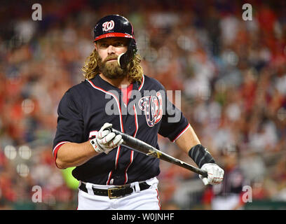 Washington Angehörigen linker Feldspieler Jayson Werth (28) bereitet sich gegen die Los Angeles Dodgers im dritten Inning an den Angehörigen Park in Washington D.C. am 15. September 2017 zu schlagen. Foto von Kevin Dietsch/UPI Stockfoto