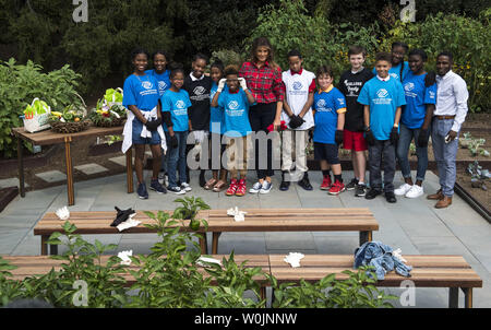 First Lady Melania Trump posiert für ein Foto mit Kindern aus dem Boys & Girls Club von grösseren Washington während einer Veranstaltung im Weißen Haus Garten, in Washington, D.C. am 22. September 2017. Melanie Trump setzte die Tradition durch die ehemalige First Lady Michelle Obama der einladenden Schule Kinder Ernte und Pflanze im Garten als Teil einer ernährungserziehung Programm zu helfen. Foto von Kevin Dietsch/UPI Stockfoto