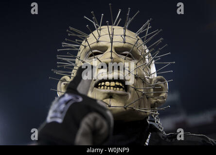 Ein Fan der Oakland Raiders Beifall, wie die Räuber spielen die Washington Redskins an FedEx Field in Landover, Maryland am 24. September 2017. Foto von Kevin Dietsch/UPI Stockfoto
