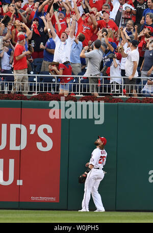 Washington Angehörigen linker Feldspieler Jayson Werth (28) Sucht an der Chicago Cubs Fans feiern nach dem Jungen Willson Contreras eine zweite Inning home run in Spiel 2 der NLDS bei Nationals Park in Washington, D.C. am 7. Oktober 2017 getroffen. Foto von Pat Benic/UPI Stockfoto