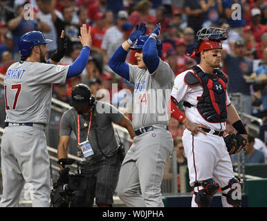 Chicago Cubs Anthony Rizzo (44) feiert seine beiden Home Run mit Kris Bryant, der auch als Washington Nationals catcher Matt Wieters die Stirn runzelt, im vierten Inning von Spiel 2 der NLDS bei Nationals Park in Washington, D.C. am 7. Oktober 2017 zählte. Das Spiel wurde für Lüfter Interferenzen überprüft, aber es war ein Home Run ausgeschlossen. Foto von Pat Benic/UPI Stockfoto