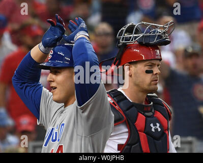 Chicago Cubs Anthony Rizzo (L) feiert seine beiden Home Run run off Washington Angehörigen des Kruges Gio Gonzalez als Catcher Matt Wieters die Stirn runzelt, im vierten Inning von Spiel 2 der NLDS bei Nationals Park in Washington, D.C. am 7. Oktober 2017. Cubs Kris Bryant zählte auf den Knall. Foto von Pat Benic/UPI Stockfoto