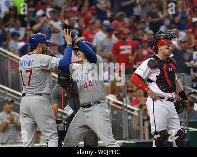 Chicago Cubs Anthony Rizzo (44) feiert seine beiden Home Run mit Kris Bryant, der auch als Washington Nationals catcher Matt Wieters die Stirn runzelt, im vierten Inning von Spiel 2 der NLDS bei Nationals Park in Washington, D.C. am 7. Oktober 2017 zählte. Das Spiel wurde für Lüfter Interferenzen überprüft, aber es war ein Home Run ausgeschlossen. Foto von Pat Benic/UPI Stockfoto