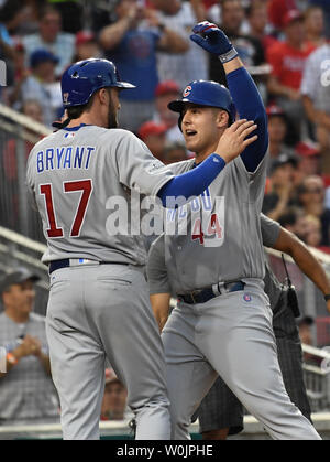 Chicago Cubs Anthony Rizzo (L) feiert seine beiden Home Run run off Washington Angehörigen des Kruges Gio Gonzalez im vierten Inning von Spiel 2 der NLDS bei Nationals Park in Washington, D.C. am 7. Oktober 2017. Cubs Kris Bryant zählte auf den Knall. Foto von Pat Benic/UPI Stockfoto