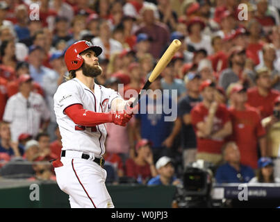 Washington Nationals Bryce Harper Uhren seine beiden laufen, Spiel - Binden home run im achten Inning gegen die Chicago Cubs in Spiel 2 der NLDS bei Nationals Park in Washington, D.C. am 7. Oktober 2017. Foto von Pat Benic/UPI Stockfoto