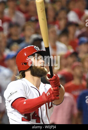 Washington Nationals Bryce Harper Uhren seine beiden laufen, Spiel - Binden home run im achten Inning gegen die Chicago Cubs in Spiel 2 der NLDS bei Nationals Park in Washington, D.C. am 7. Oktober 2017. Foto von Pat Benic/UPI Stockfoto