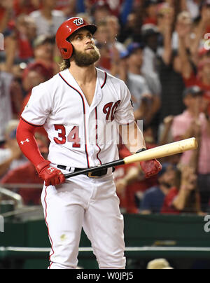 Washington Nationals Bryce Harper Uhren seine beiden laufen, Spiel - Binden home run im achten Inning gegen die Chicago Cubs in Spiel 2 der NLDS bei Nationals Park in Washington, D.C. am 7. Oktober 2017. Foto von Pat Benic/UPI Stockfoto