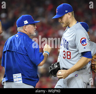 Chicago Cubs Manager Joe Maddon spricht mit Relief pitcher Mike Montgomery (38) auf ein Pitching ändern im achten Inning gegen die Washington Nationals in Spiel 2 der NLDS bei Nationals Park in Washington, D.C. am 7. Oktober 2017. Montgomery serviert, das Spiel gewinnen Homer auf Staatsangehörige Ryan Zimmerman. Die Nats gewann 6-3. Foto von Pat Benic/UPI Stockfoto