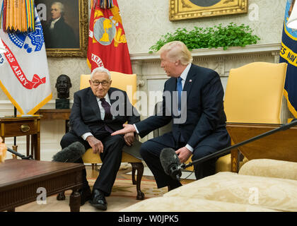 Präsident Donald Trump schüttelt Hände mit Außenminister Henry Kissinger im Oval Office im Weißen Haus am 10. Oktober 2017. Foto von Kevin Dietsch/UPI Stockfoto