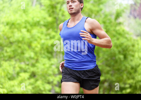 Mann laufen auf der Straße. Sport und Fitness runner Training für Marathon laufen, high intensity intervall training Sprint Training im Freien im Sommer. Männliche Athlet Sport Modell fit und gesund Bestrebungen. Stockfoto