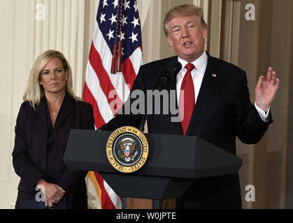 Präsident Donald Trump macht die Erläuterungen sind wie er verkündet die Ernennung von Kirstjen Nielsen als der neuen Abteilung für Innere Sicherheit, im East Room des Weißen Hauses, Oktober 12, 2017, in Washington, DC. Nielsen, ein cybersecurity Experte, war tätig als stellvertretender Stabschef im Weißen Haus. Foto von Mike Theiler/UPI Stockfoto