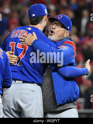 Chicago Cubs Manager Joe Madden (R) Umarmungen dritter Basisspieler Kevin Bryant, nachdem die Washington Nationals schlagen während der National League Division Series Spiel 5 an den Angehörigen Park in Washington D.C. am 13. Oktober 2017. Chicago, die weg von Washington 9-8 zu der National League Championship Series gegen die Los Angeles Dodgers. Foto von Pat Benic/UPI Stockfoto