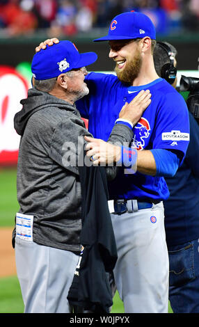 Chicago Cubs Manager Joe Madden Umarmungen infielder Kevin Bryant (R) nach über die Washington Angehörigen gewinnen während der National League Division Series Spiel 5 an den Angehörigen Park in Washington D.C. am 13. Oktober 2017. Chicago, die weg von Washington 9-8 zu der National League Championship Series gegen die Los Angeles Dodgers. Foto von Kevin Dietsch/UPI Stockfoto