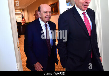 Wilbur Ross, Sekretär für Handel, eintrifft, nimmt an einer Pressekonferenz von Präsident Donald Trump und Premierminister Alexis Tsipras Griechenlands, im Weißen Haus in Washington, D.C. am 17. Oktober 2017. Foto von Kevin Dietsch/UPI Stockfoto