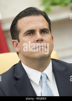 Gouverneur Ricardo Rossello von Puerto Rico ist bei einem Treffen mit Präsident Donald Trump im Oval Office im Weißen Haus am 19. Oktober, 2017 in Washington, D.C. Foto von Kevin Dietsch/UPI Stockfoto