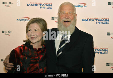 Bis spät in die Nacht TV-Moderator und Comedian David Letterman und seine Frau Regina Lasko Fotografen Grüße auf dem roten Teppich, da sie am John-F.-Kennedy Center für Darstellende Künste für eine Gala seine Mark Twain Prize für Amerikanische Humor Award im Kennedy Center, 22. Oktober 2017, in Washington, DC zu Ehren kommen. Foto von Mike Theiler/UPI Stockfoto