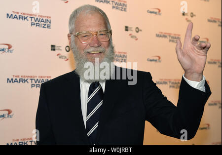 Bis spät in die Nacht TV-Moderator und Comedian David Letterman begrüßt die Fotografen auf dem roten Teppich, als er am John-F.-Kennedy Center für Darstellende Künste kommt für eine Gala seine Mark Twain Prize für Amerikanische Humor Award im Kennedy Center, 22. Oktober 2017, in Washington, DC zu ehren. Foto von Mike Theiler/UPI Stockfoto