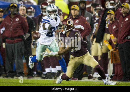 Dallas cornerback Jourdan Lewis versucht, einen Pass zu Washington Redskins 'wide receiver Josh Docton im dritten Quartal Pause gegen bei FedEx Field am 29. Oktober 2017 in Landover, Md. Dallas gewann 33-19. Foto von Pete Marovich/UPI Stockfoto