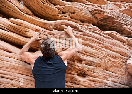 Kletterer Mann frei Klettern in Fels. Männliche Athleten auf Klettern. Stockfoto