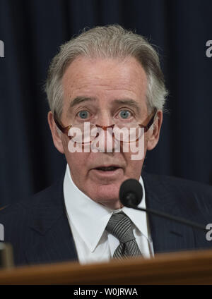 Haus Mittel und Wege Ausschuss Ranking Mitglied Richard Neal, D-MA, liefert Erläuterungen während das Markup des Ausschusses der Steuersenkungen und Jobs Act auf dem Capitol Hill in Washington, D.C. am 6. November 2017. Foto von Kevin Dietsch/UPI Stockfoto