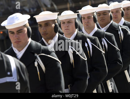 Mitglieder einer Marine Ehrengarde in einem Veterans Day Zeremonie an der United States Naval Memorial teilnehmen am 10. November 2017 in Washington, D.C. Foto von Kevin Dietsch/UPI Stockfoto