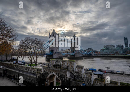 LONDON, ENGLAND, 10. Dezember 2018: die Tower Bridge in London, Großbritannien. Sunrise mit schönen Wolken. Englisch Symbole Stockfoto