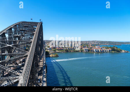 Sydney Harbour Bridge nach Norden in Richtung Kirribilli vom Pylon Lookout, Sydney, New South Wales, Australien Stockfoto