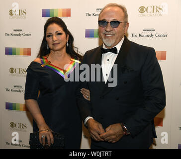 2017 Kennedy Center Honoree kubanisch-amerikanische Sängerin Gloria Estefan (L) und ihr Ehemann Emilio posieren für die Fotografen, wie sie für die 2017 Kennedy Center Honors Gala im Kennedy Center, Dezember 3, 2017, in Washington, DC. Die Ehrungen werden jährlich auf fünf Künstler für ihr Lebenswerk in der Kunst und Kultur verliehen. Foto von Mike Theiler/UPI Stockfoto