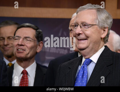 Mehrheitsführer im Senat, Mitch McConnell von Kentucky (R) und Sen. John barrasso von Wyoming (L) werden alle Lächeln, nachdem der Senat Präsident ist Trumpf 1,5 Billionen $ Steuerreform auf dem US Capitol, 20. Dezember 2017, in Washington, DC. Zuvor hatte die Laenderkammer den Rechtsvorschriften der Parteiräson 227-203, aber aufgrund einer Panne, das Haus wieder zu stimmen. Foto von Mike Theiler/UPI Stockfoto