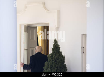 Präsident Donald Trump geht zurück in das Oval Office nach der Adressierung Mitglieder der Marsch für das Leben im Weißen Haus in Washington, D.C., am 19. Januar 2018. Foto von Kevin Dietsch/UPI Stockfoto