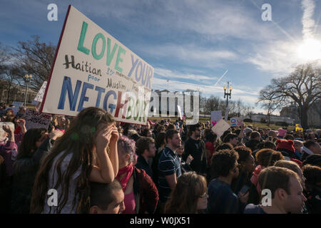 Anhänger der März der Frauen sammeln vor dem Weißen Haus in Washington, D.C., am 20. Januar 2018. Dies ist der Jahrestag der März der Frauen, wo Hunderttausende in DC gesammelt und in den Vereinigten Staaten zur Förderung von Frauen und Donald Trump Wahl zum Präsidenten der Vereinigten Staaten zu protestieren. Foto von Ken Cedeño/UPI Stockfoto