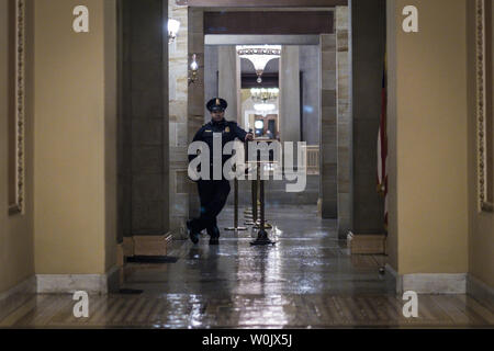 Ein Capitol Polizist wacht in der US Capitol am 20 Januar, 2018 in Washington, DC. Der Senat war nicht in der Lage, die Stimmen einer Regierung herunterfahren um Mitternacht abzuwenden zu finden. Foto von Pete Marovich/UPI Stockfoto