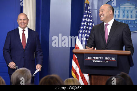 White House Chief Wirtschaftlichen Berater Gary Cohn (R) kommt mit National Security Advisor HR McMaster, wie Sie die täglichen Pressekonferenz teilnehmen, im Weißen Haus, Januar 23, 2018, in Washington, DC. Die Beamten begleitet Präsident Trumpf nach Davos, in der Schweiz für das World Economic Forum. Foto von Mike Theiler/UPI Stockfoto