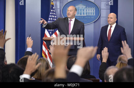 White House Chief Wirtschaftlichen Berater Gary Cohn (L) Punkte zu einem Reporter, wie er und National Security Advisor HR McMaster der täglichen Pressekonferenz teilnehmen, im Weißen Haus, Januar 23, 2018, in Washington, DC. Die Beamten begleitet Präsident Trumpf nach Davos, in der Schweiz für das World Economic Forum. Foto von Mike Theiler/UPI Stockfoto