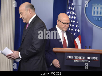 White House Chief Wirtschaftlichen Berater Gary Cohn (L) und National Security Advisor HR McMaster nehmen an der täglichen Pressekonferenz, im Weißen Haus, Januar 23, 2018, in Washington, DC. Die Beamten begleitet Präsident Trumpf nach Davos, in der Schweiz für das World Economic Forum. Foto von Mike Theiler/UPI Stockfoto