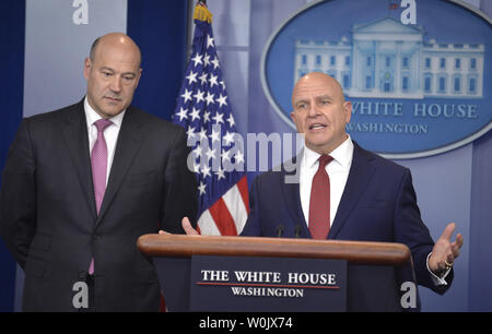 National Security Advisor HR McMaster macht die Erläuterungen sind wie White House Chief Wirtschaftlichen Berater Gary Cohn hört, wie Sie die täglichen Pressekonferenz teilnehmen, im Weißen Haus, Januar 23, 2018, in Washington, DC. Die Beamten begleitet Präsident Trumpf nach Davos, in der Schweiz für das World Economic Forum. Foto von Mike Theiler/UPI Stockfoto