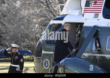 Präsident Donald Trump boards Marine ein Hubschrauber, wie Er und die erste Dame Melania Trump abweichen, das Weiße Haus, 5. Februar 2018, in Washington, DC, für einen Tagesausflug nach Cincinnati, Ohio. Das Paar wird das Children's Hospital Medical Center für eine Diskussion auf dem Opioid-Krise besuchen. Foto von Mike Theiler/UPI Stockfoto