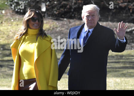 Präsident Donald Trump Wellen der Presse, wie Er und die erste Dame Melania Trump, das Weiße Haus, 5. Februar 2018, in Washington, DC, für einen Tagesausflug nach Cincinnati, Ohio. Das Paar wird das Children's Hospital Medical Center für eine Diskussion auf dem Opioid-Krise besuchen. Foto von Mike Theiler/UPI Stockfoto